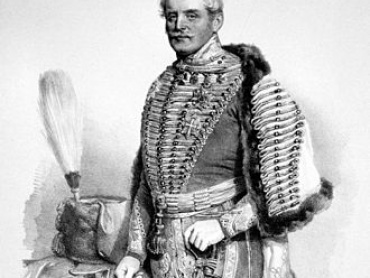 Polní podmaršálek Eduard hrabě von Woyna (1795-1850) v uniformě plukovníka husarského regimentu č. 8. Litografie Josefa Kriehubera z roku 1844. – Podmaršálek von Woyna byl nositelem mnoha řádů a vyznamenání – vedle dělového kříže z napoleonských válek to byly ruský Imperátorský řád sv. Vladimíra 4. třídy, komandérský kříž švédského Královského řádu meče, komturství Královského uherského řádu sv. Štěpána a ruský Imperátorský řád sv. Anny 1. třídy s brilianty. 